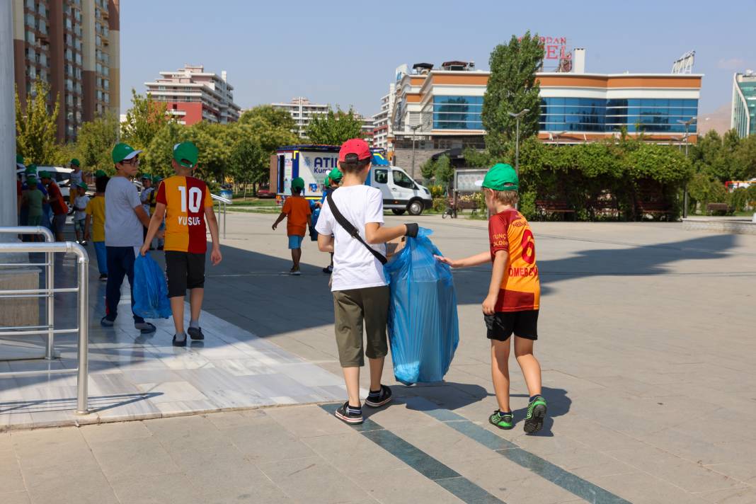 Konya’da çocuklar mıntıka temizliği yaptı, ödül yüzleri güldürdü 9